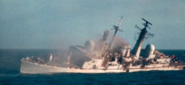 OnthisdayRN's tweet image. #OnThisDay 1982 Type 42 Destroyer HMS COVENTRY is lost during action with Argentine Aircraft in which several bombs hit. 19 sailors died, most of which were in the Operations Room and Dining Hall areas where bombs hit. @falklands_utd @RoyalNavy #LestWeForget