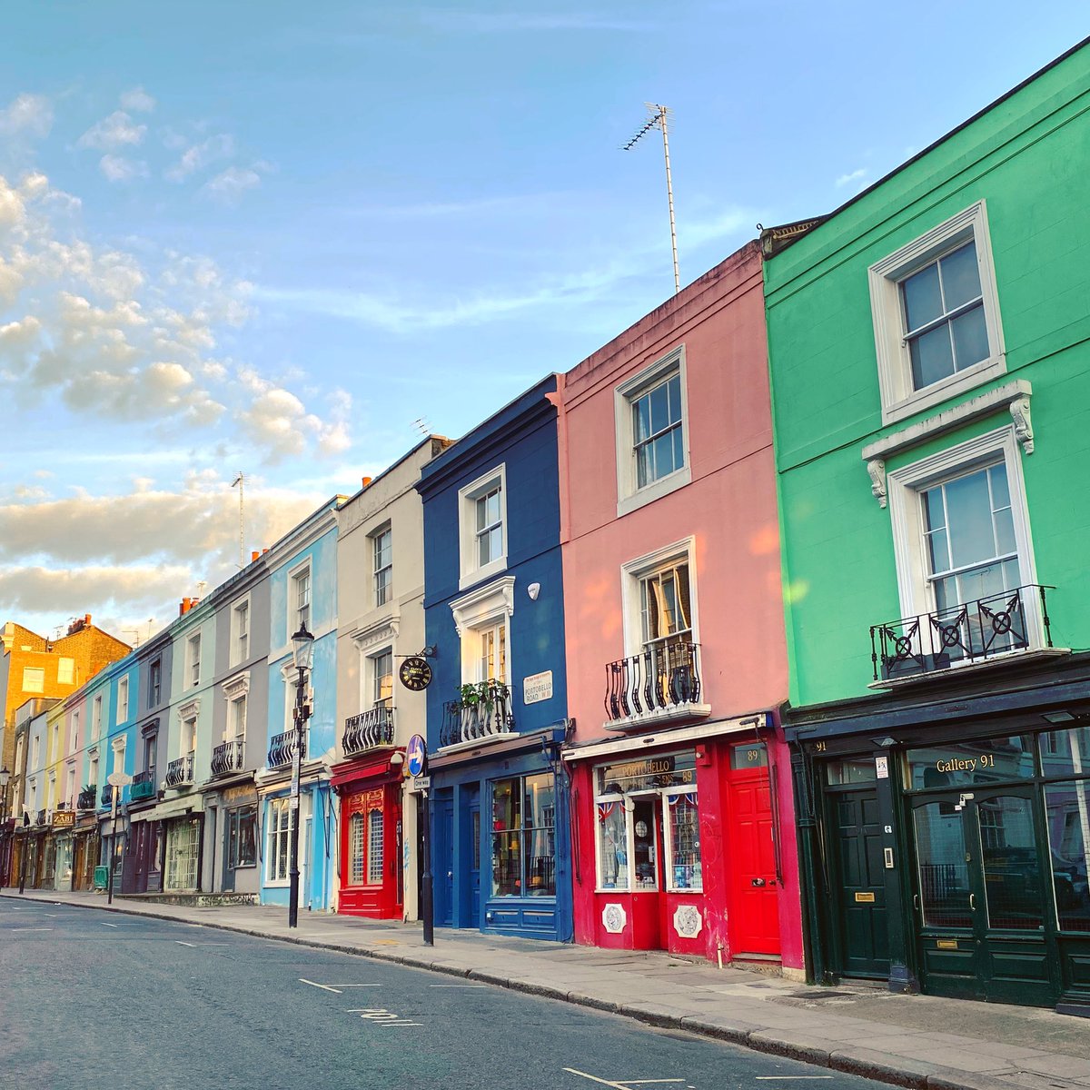 LONDONGLAM_'s tweet photo. Notting Hill 🌈 
#prettycitylondon #nottinghill #londonlife #londoncolours #portobelloroad #londoner #londonglam https://t.co/PZqZylAjZu