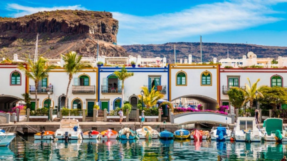 2. Las Palmas de Gran Canaria- Coming 2nd doesn't mean shit this place is literal HEAVEN- LOOK AT THOSE ISLANDS THOSE COLOURS WAAAAAH- Lanzarote I'm a whore for u- So so so freaking pretty