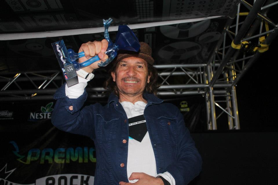 Este domingo, murió en #CarolinadelNorte, Estados Unidos, el #músico,
#compositor, #cantante y #arreglista venezolano #JorgeSpiteri fundador de los
grupos “Mañana” y “Los Buitres” Paz a su alma. Tenía 69 años. en esta foto
recibe un Premio <a href="/UnionRockShow/">Union Rock Show</a>