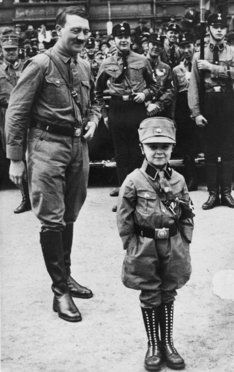 No início dos anos 30, o líder nazista e uma criança (o garoto foi fantasiado por seus pais como um integrantes das SA)