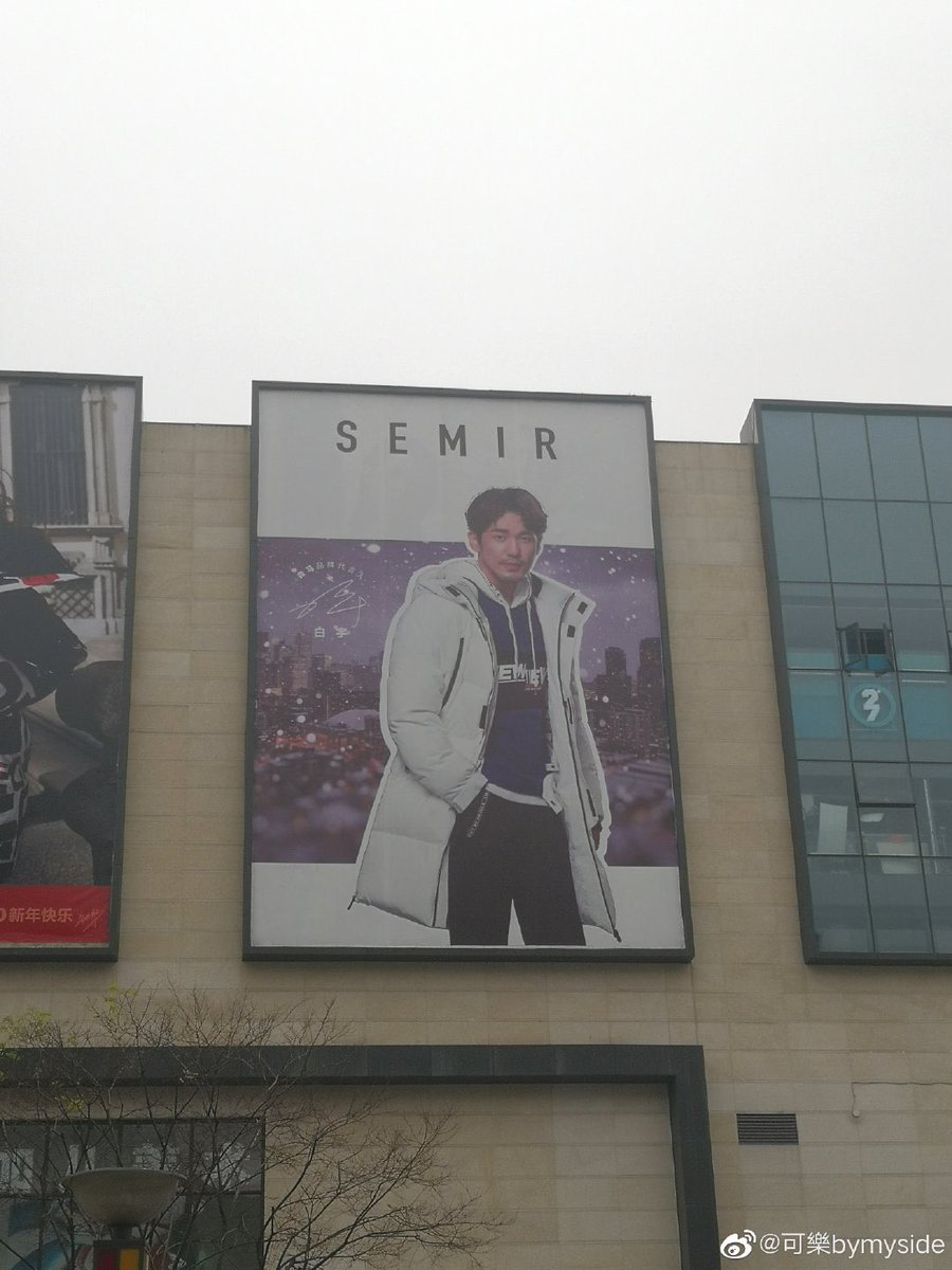 Arriving at a floor in the shopping mall and the first thing you see is a soft Baiyu petting a cat???? HELL YES SIGN ME TF UP