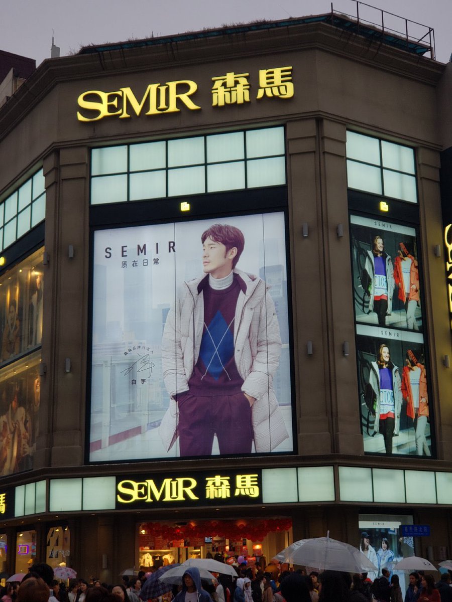 Arriving at a floor in the shopping mall and the first thing you see is a soft Baiyu petting a cat???? HELL YES SIGN ME TF UP