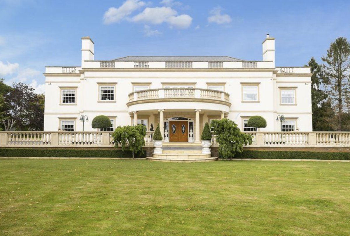 oh this house is delightful. a princess home. OMG SO MANY CLASHING REFLECTIVE ORNAMENTS ARFGH. every single bedroom has a different coloured feature velour wall. this bold blue is a choice. the bathroom has a dippy Dyson hand dryer for that authentic shit Essex nightclub feel