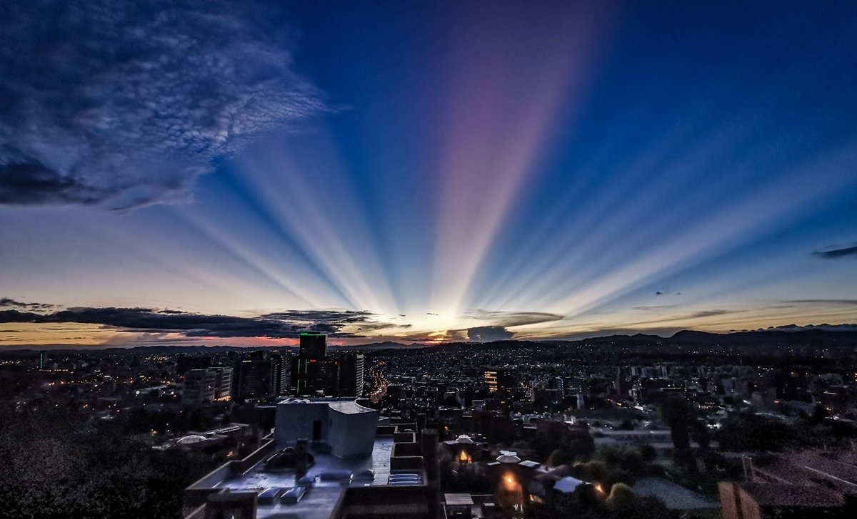 El cielo del atardecer de ayer en Bogotá. Todavía me estoy preguntando: ¿qué me quiso decir este espectáculo? Signo de esperanza, mensaje de optimismo? Todo va a estar bien? Lástima que no dijo cuándo.