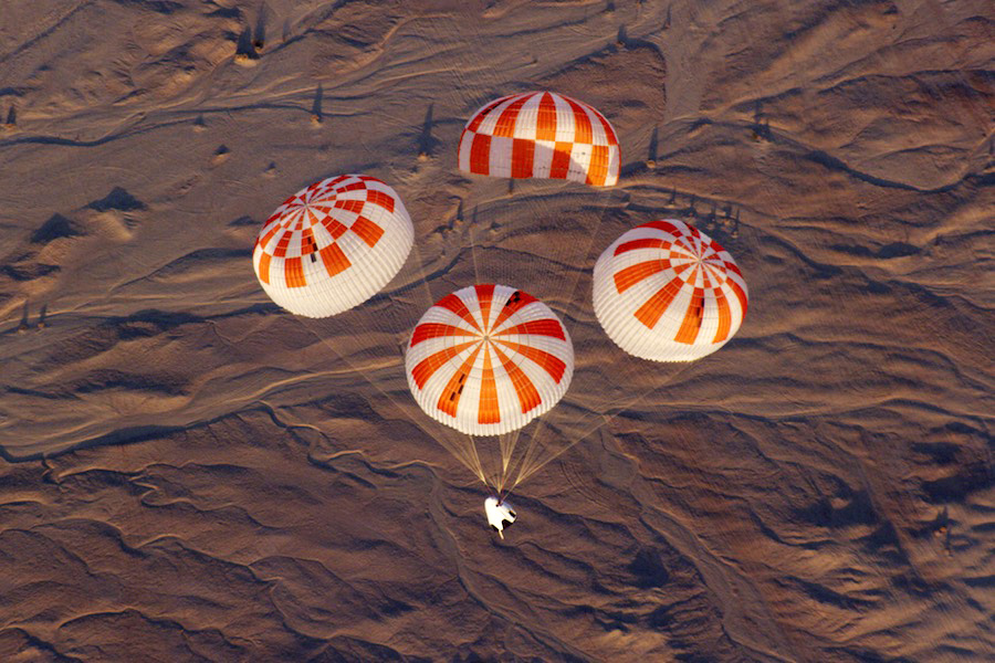 Pasados entre uno y cuatro meses, la cápsula traerá de vuelta a los astronautas de vuelta a la superficie.