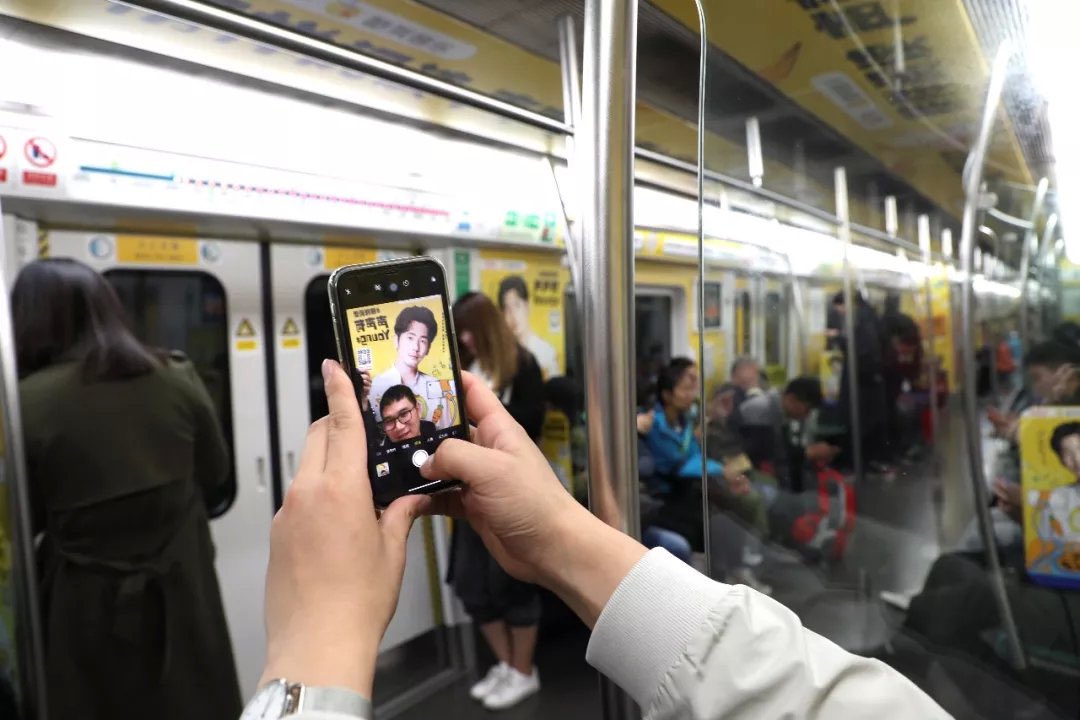 (8) That reading event that many celebs took part in, including Baiyu. It seemed like each celeb got their own carriage? IdkLet me sneak in pics of BY’s male fans taking pics of him~