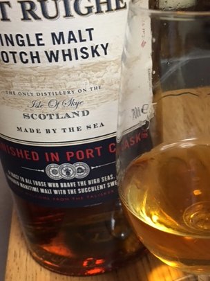MoltwhiskyGood's tweet photo. #TALISKER PORT RUIGHE 熟成年非表示 45.8% 色＝濃金。香＝爽やかで上品。味＝苦み&amp;甘さを伴う強烈なパンジェン��（つんつんちくちく）。ストレートはキツいので5%加水＝胡椒、練乳、シロップが顔を出す。それでも喉が焼けるので20%加水すると何とか。スカイ島の新酒を模索か？荒海の味ではある。 https://t.co/tMILWm80MK