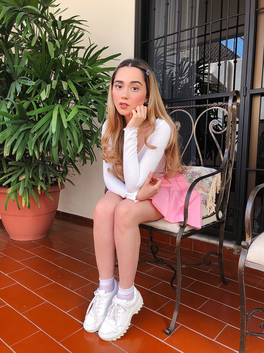 carolinaross's tweet photo. ¿Listos para el nuevo video de mañana? 🥺🤍✨✨✨ https://t.co/FlGmPlMHt0