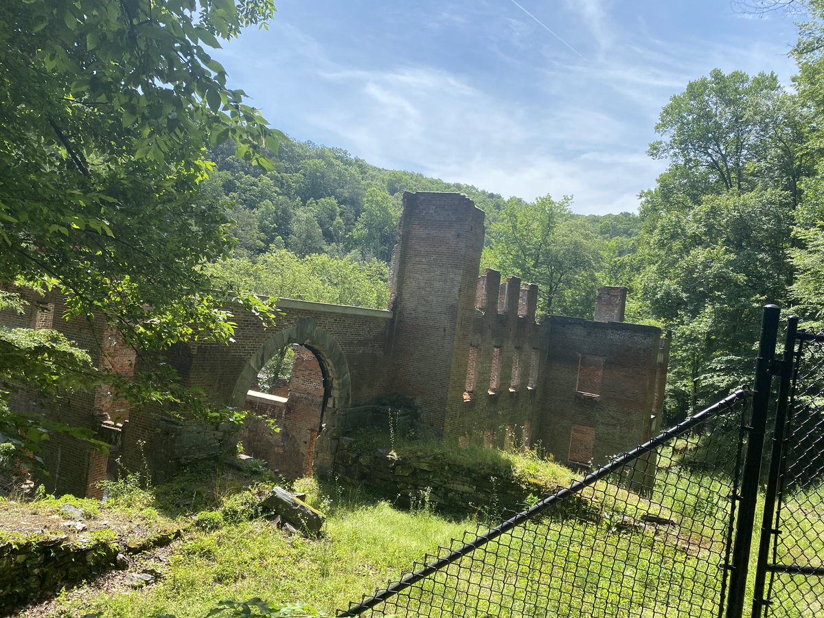 GAcoffeequeen's tweet photo. Took the Little out to Sweetwater Creek this morning for a nice hike and look at some Old Mills from the Civil War ❤️❤️ 
#sweetwatergeorgia #georgia #alltheviews https://t.co/4pMZnr0m1J