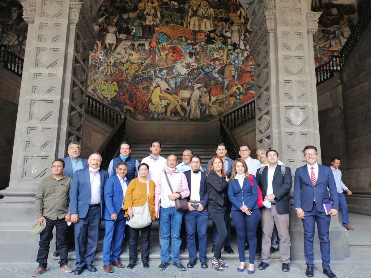 fmosqman's tweet photo. Refrendamos nuestro compromiso para seguir trabajando por nuestro Estado. Se ha avanzado mucho, pero el momento histórico amerita redoblar esfuerzos por el #Bienestar de tod@s.

El mural de Diego Rivera simplemente es impresionante.

#SomosServidoresDeLaNación
#GobiernoDeMéxico https://t.co/zwIY1YKUrS