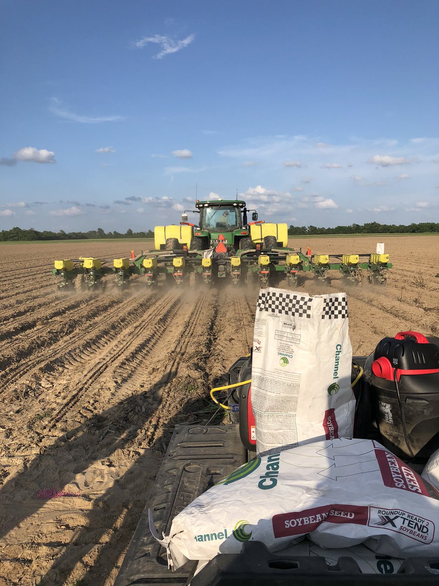 HodgesSeed's tweet photo. Soybean test plot going in the ground in New Madrid County, Missouri. It’s been a while coming, but we’re finally drying up. #stillfarming #channel @bootheeltim @bjordag @ChannelSeed @Channel_MO https://t.co/Aob0xxwzsq