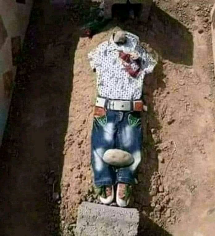 AmeenAlharazi's tweet photo. Suit on Grave 😢
A Yemeni mother bought a new suit for her kid for Eid but a Saudi airstrike took his life a day before Eid in Sa'dah. @40_Ronda https://t.co/Ml2Y3M3vAX