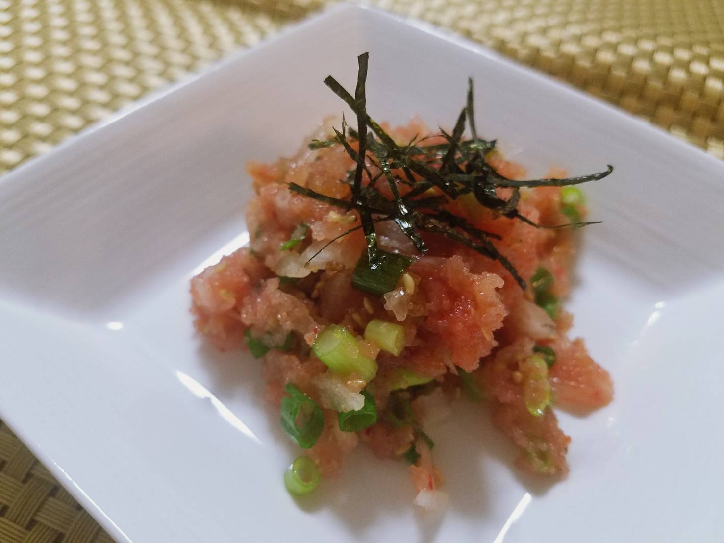 ヨンジョン 韓国料理レシピ 明太子味に飽きた時に 1 身 60ｇ をほぐして玉ねぎ刻み ｇ 2 砂糖小さじ1 2 ごま油小さじ1 3 刻み小ねぎ ｇ 入れてよく混ぜて海苔 ご飯泥棒よりご飯海賊級です ヨンジョンの3行レシピ 明太子に唐辛子粉小さじ1