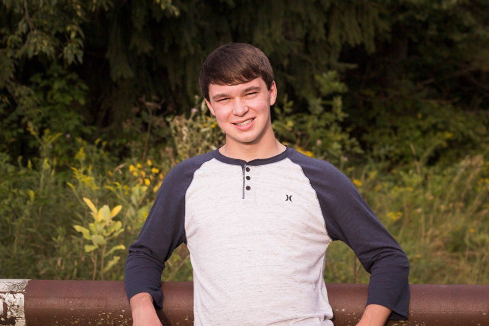 jen0817's tweet photo. Graduation day is almost here. Please join us for a drive-by to celebrate @KatieIhrke and @lukeihrke Saturday, May 30 from 2:00-4:00 #2020seniorStrong #chatfieldGraduation #2020quarantineGrads https://t.co/tUCCP5n49H