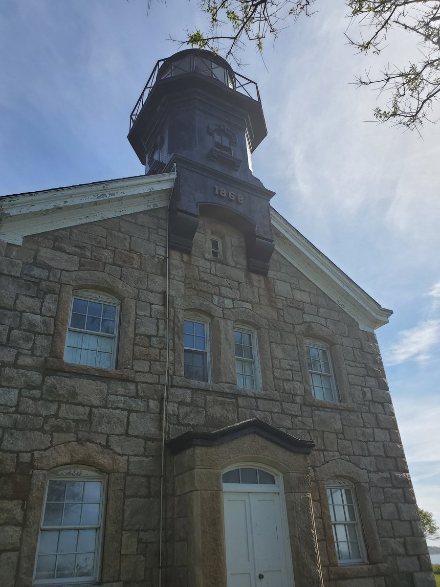 deb_h101's tweet photo. It was a beautiful day for a drive to the shore. #OldFieldLighthouse #Lighthouse #LongIslandNY #LongIslandSound #sundayvibes https://t.co/6qLLpNpy2V