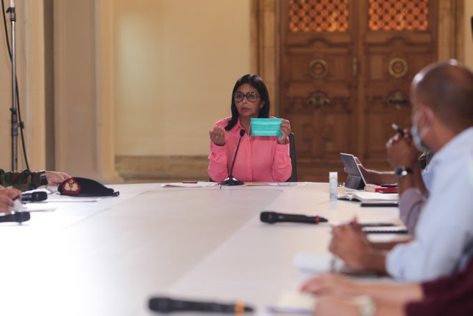 VenezuelaLily's tweet photo. Vicepresidenta @drodriven2 insto a reforzar los protocolos logísticos y sanitarios para frenar el #Covid-19 en la frontera  #VenceremosAlCovid19 #JuntosNosCuidamos
@yet_a1 @Vilma_Meche @nestor7184 @JOSEGRELAPSUV 
@jnicoliello https://t.co/B89Bpg45zd