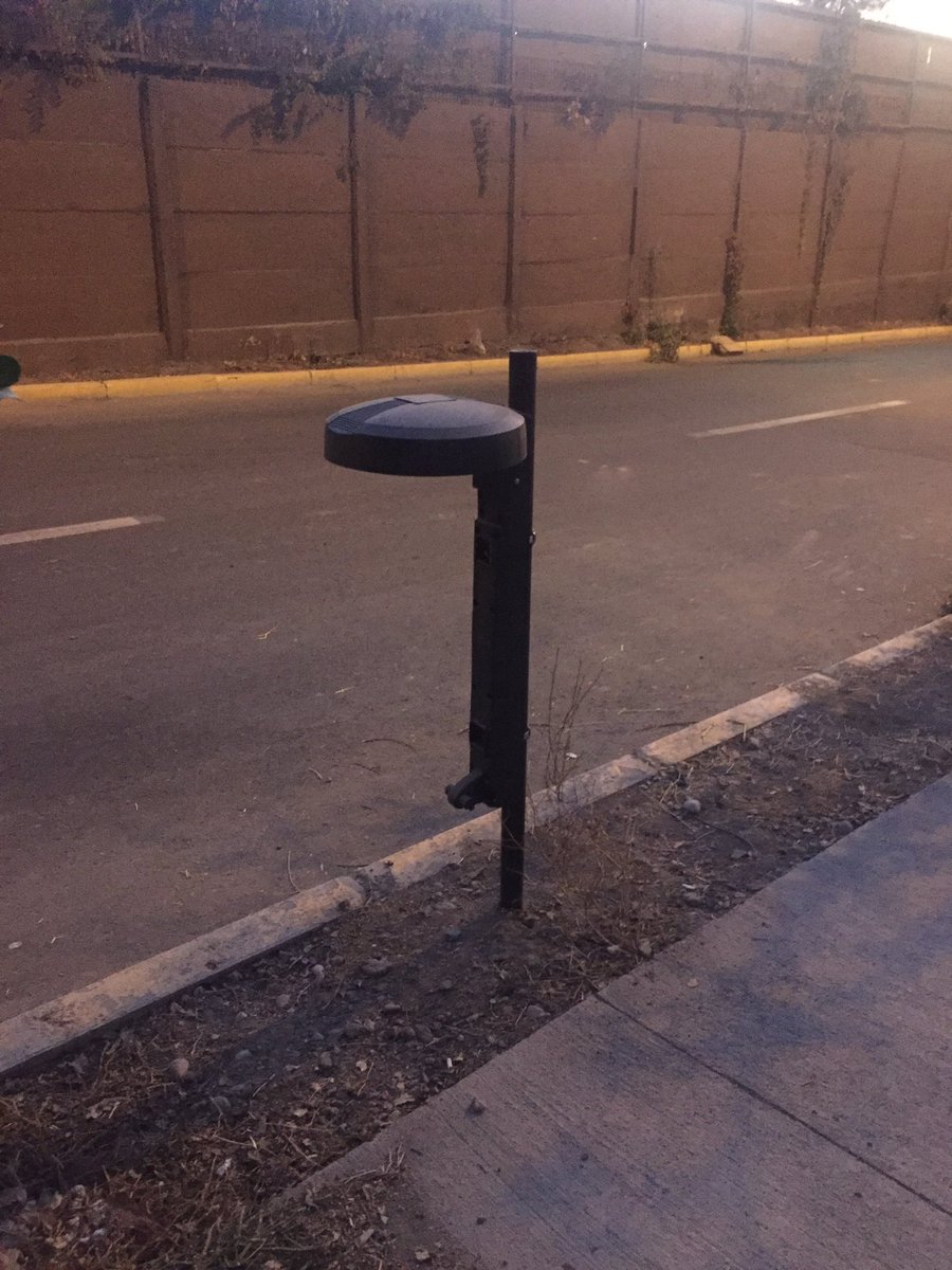 VictoRoii's tweet photo. Una vergüenza la calle Shimon Peres, los basureros ya no existen, basura tirada en la vereda, olor insoportable y @lo_barnechea no hace nada al respecto! https://t.co/gAAgwJaSZ3