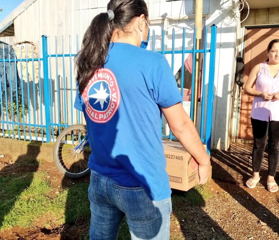 MSP_Los_Lagos's tweet image. Segunda entrega de cajas familiares. Hoy entregamos a 8 familias chilenas del sector de Nueva Braunau. Agradecemos a quienes confían en los #SocialPatriotas 
La ayuda está llegando pero la situación es crítica. Hacemos un llamado a todos los que puedan a colaborar🙏
Seguiremos 🇨🇱