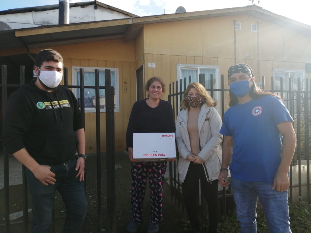 MSP_Los_Lagos's tweet image. Segunda entrega de cajas familiares. Hoy entregamos a 8 familias chilenas del sector de Nueva Braunau. Agradecemos a quienes confían en los #SocialPatriotas 
La ayuda está llegando pero la situación es crítica. Hacemos un llamado a todos los que puedan a colaborar🙏
Seguiremos 🇨🇱