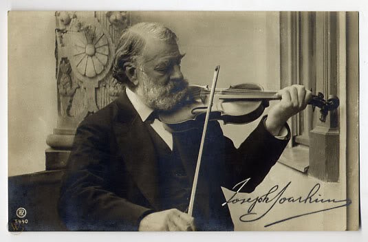 Claudia_vcello's tweet image. En contraste, describe a Joachim como un parangón de la autenticidad: uno consigo mismo, absorto en la actividad inminente, no es consciente o es independiente de su público, modesto y medido en sus gestos y expresividad general.  #RomanticPerformingPractice #MusicalStyle