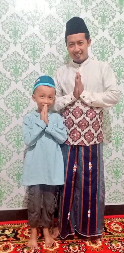Netizen_NUjatim's tweet photo. Warga NU Sidoarjo pasti mengenal sosok lelaki bersahaja ini, hidupnya full mengabdi utk Nahdlatul Ulama Sda. Momen Idulfitri, turut #SetorFotoLebaran https://t.co/it8r8h9XFa