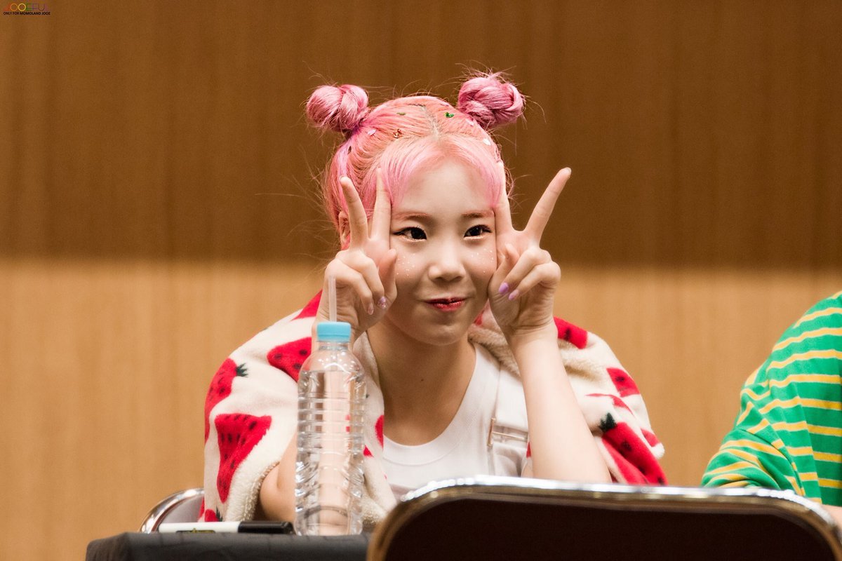 a thread of Momoland’s Jooe but she gets older as you keep scrolling:
