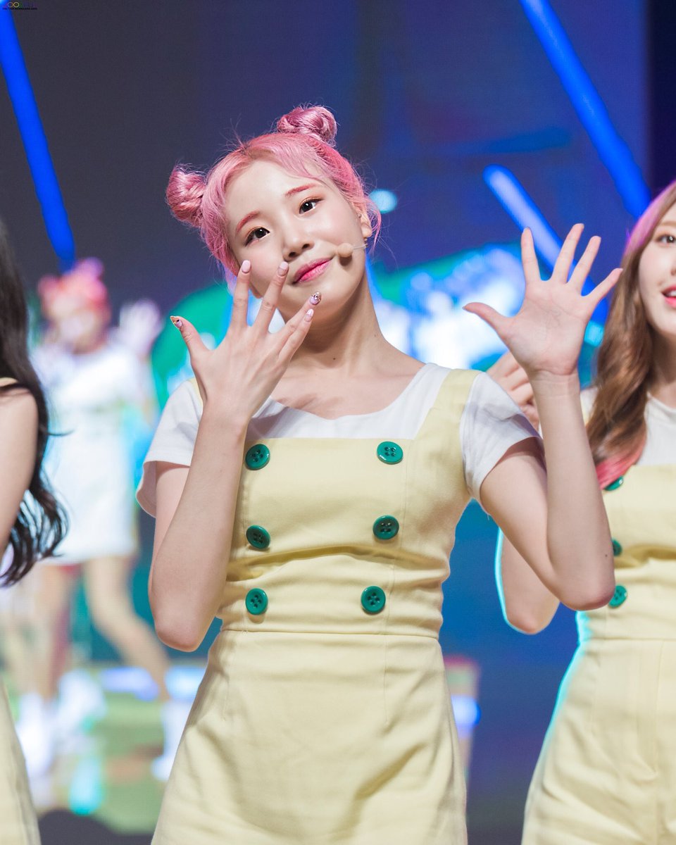 a thread of Momoland’s Jooe but she gets older as you keep scrolling: