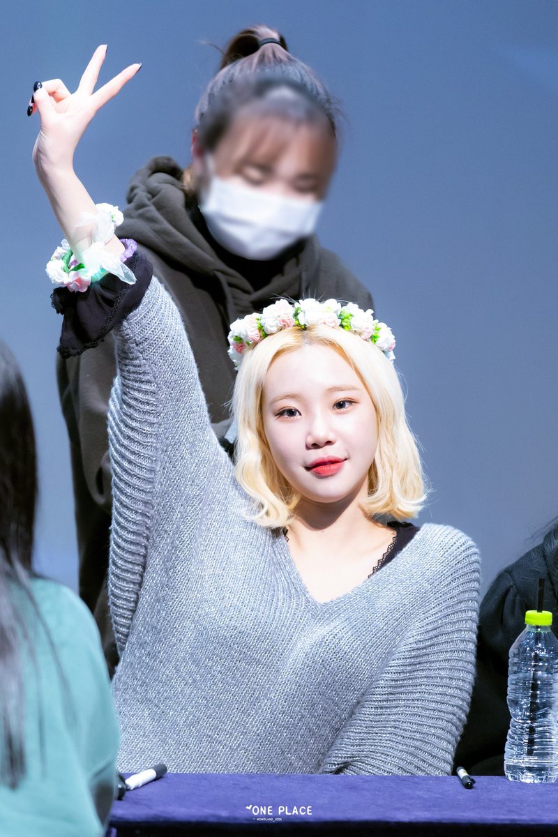 a thread of Momoland’s Jooe but she gets older as you keep scrolling: