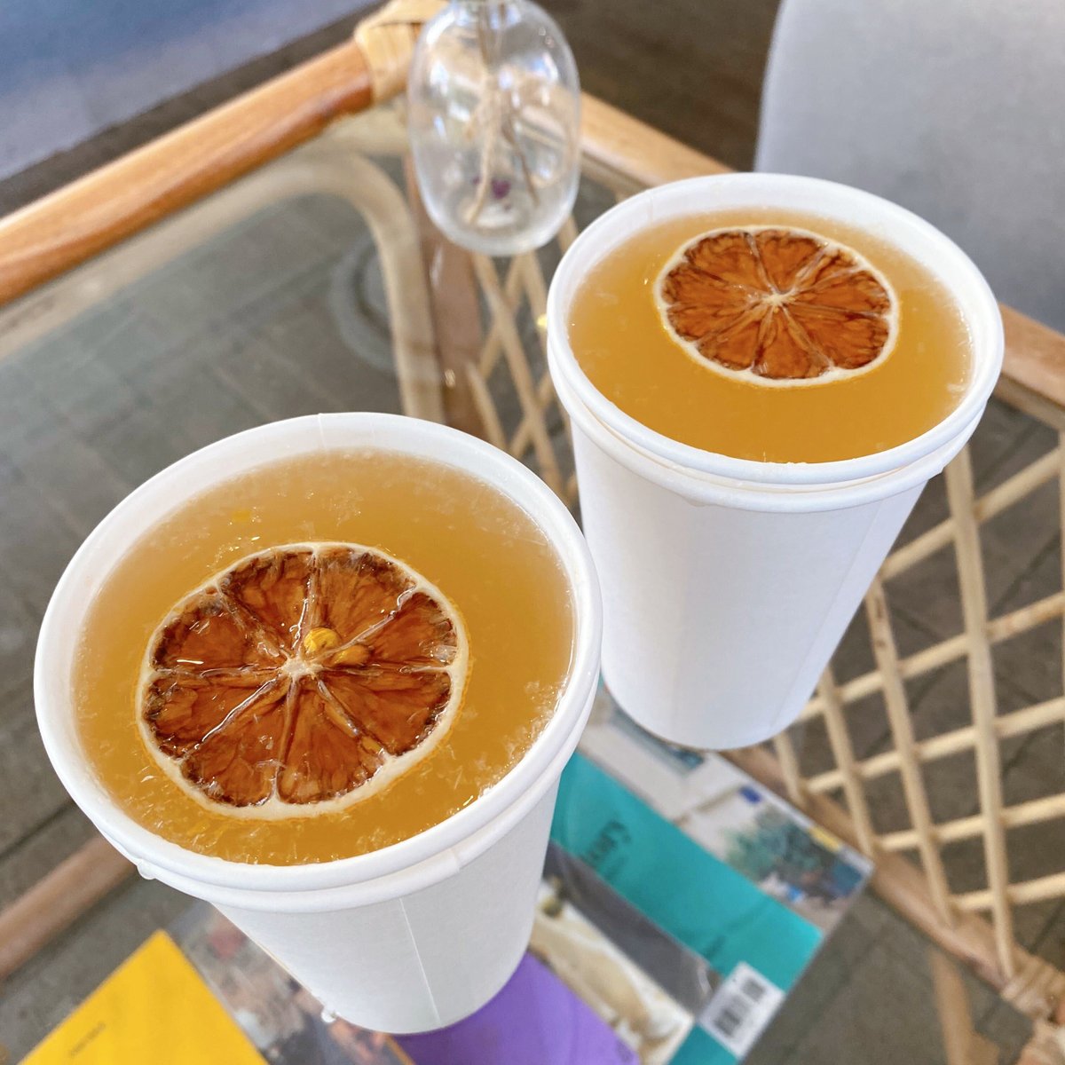 SnackFeverUS's tweet photo. It's always time for Yuja Tea, no matter the weather 😂
This week we show you the café, Living Room 19 in Yeongnamdong 💕
Their yuja is the best we've had in a while~ we recommend for the drink and the architecture.
#tea #yujatea #orangetea #korea #seoul #cafe https://t.co/bnOhL6QIg7