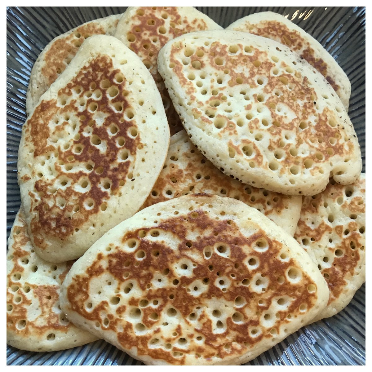 Expat_Kitchen's tweet photo. Start the Public Holiday with apple pikelets - an alternative to banana pancakes... #lazymondaymorning #pikelets4breakfast #quarantinecooking #expatkitchensg #cookingschoolsg https://t.co/WtGkt21ksX