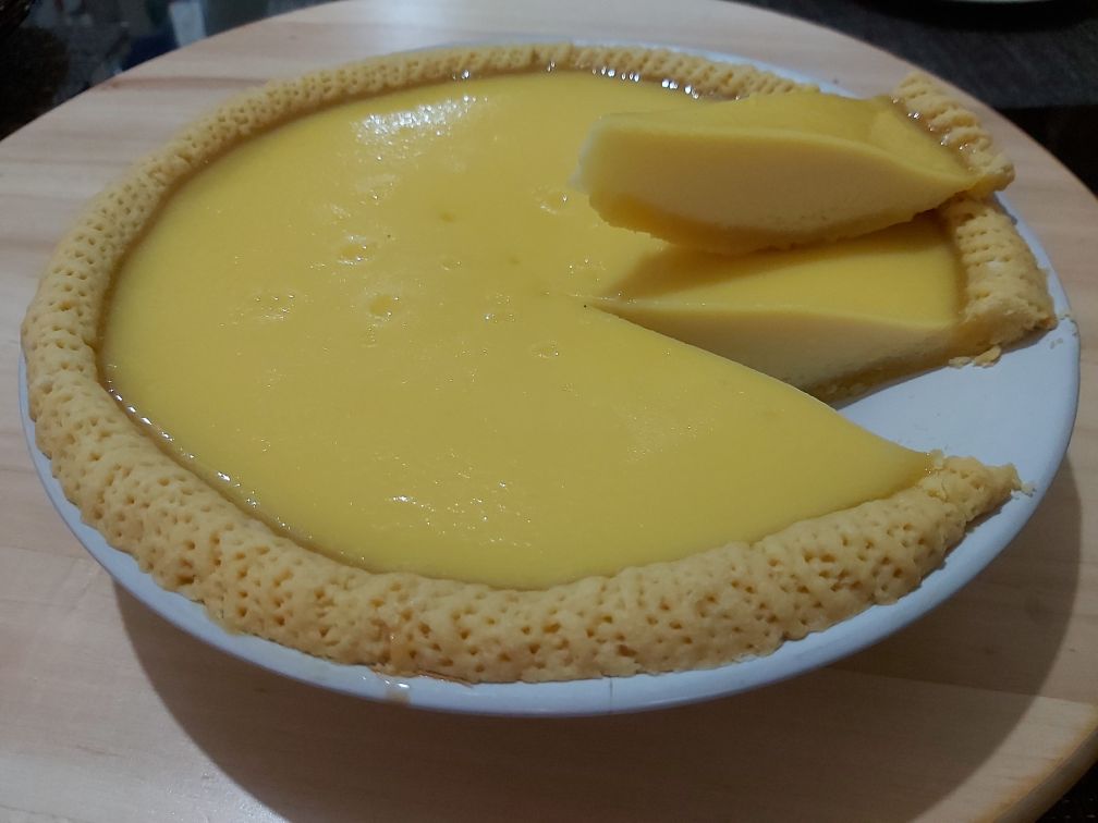 Kesibukan hari ini menemani istri belajar bikin pie susu resep keluarga mertua di rumah mertua