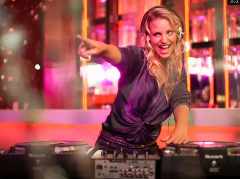 #Quarantine means no more #clubbing, but that doesn't mean the party's over. All around the world, #DJs are streaming their sets to eager clubbers, keeping their skills sharp and getting donations along the way. ecs.page.link/KELjq #livestreaming <a href="/EconomicTimes/">Economic Times</a>"