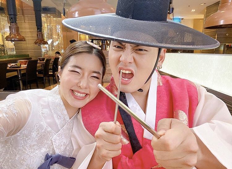 UnderbedDara's tweet photo. ให้เป็นคู่หวาน2020 แล้วก็ต้องให้ชีจียอนเป็นไอดอลของผู้หญิง2020 
ชีเล่าให้ฟังถึงที่มาความรักครั้งนี้ว่าชีเป็นคนจีบฮั่นก่อนเอง

“รู้สึกอยากคุยกับคนนี้ ก็เลยเลิกงานลองชวนเค้าไปกินขนมไหม แถวบ้านเธออยู่แล้วนิ มาได้นะ” หลังจากนั้นก็ชายตามมาและได้พูดคุยกัน 

เปิดก่อนไม่ต้องรอชาย/จดมุก https://t.co/driNYfTrkw