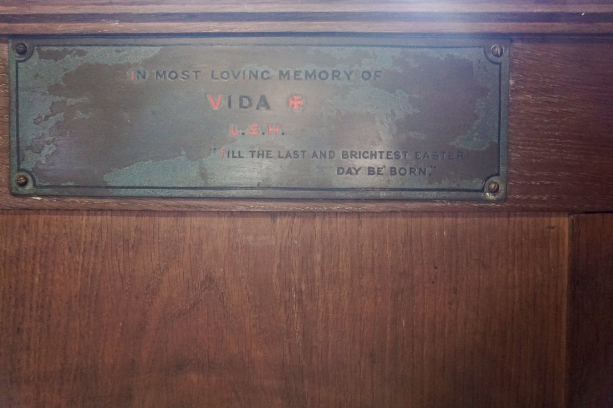 Right at the back of the chapel is a small brass plaque dedicated to Vida, Mrs Harris’s dog beloved pet. Mrs Harris, passionate in her care for animals, upon her death, left £1,000 each to  @RSPCA_official and  @Battersea_7/8