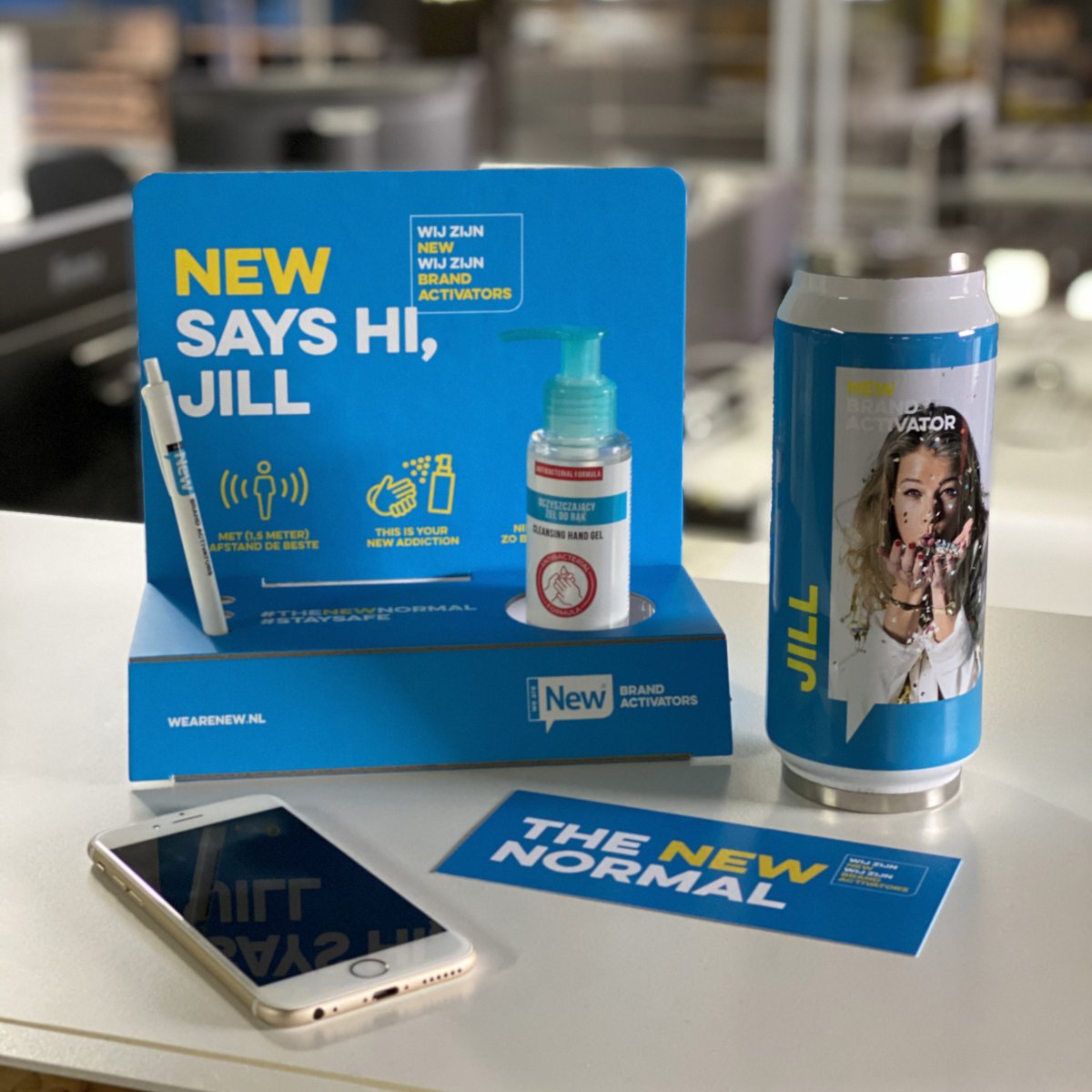 wearenew_nl's tweet photo. Re-boarding zeggen we dan, klinkt lekker hip. Ofwel wat fijn dat je er weer bent. Laten we samen een leuke draai geven aan het nieuwe normaal. 
#ReBoarding #StaySafe #TheNewNormal #CleanDeskPolicy #BureauDisplay #CoolCan https://t.co/aaOMwayHSr