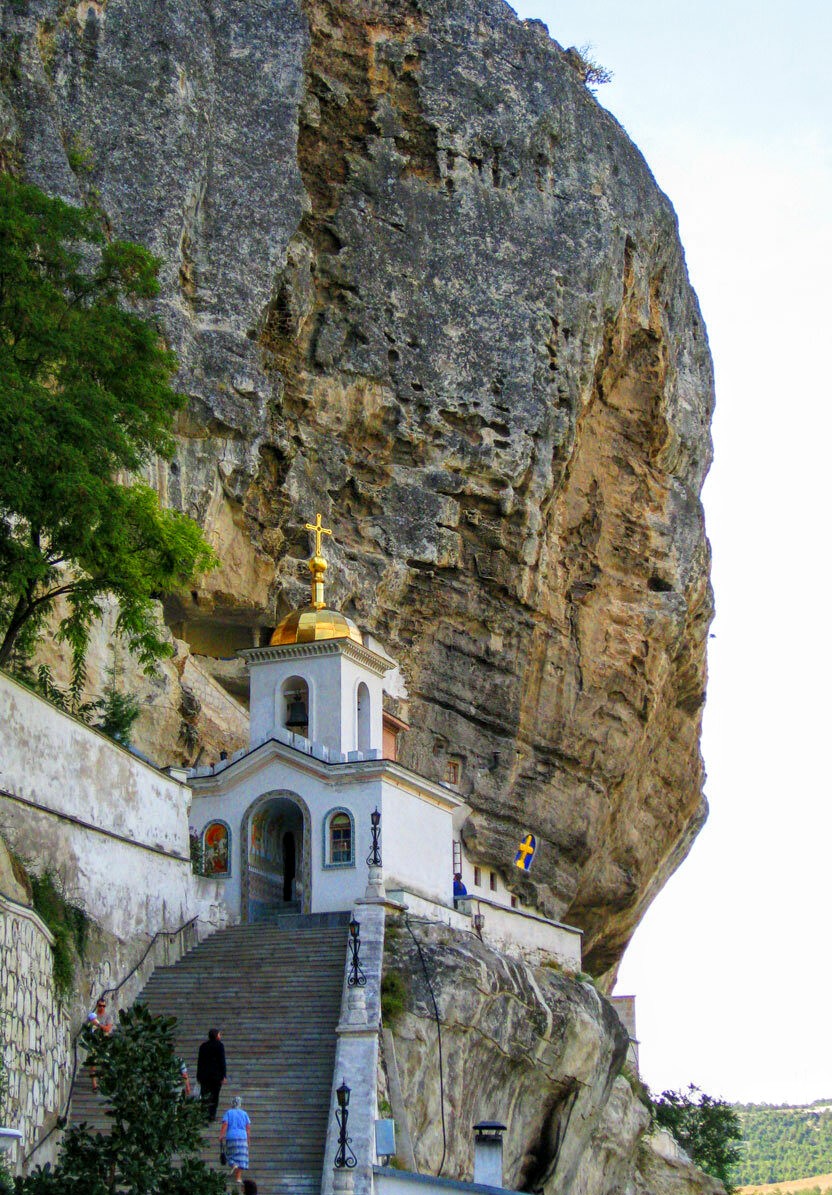 100 ЗНАМЕНИТЫХ МОНАСТЫРЕЙ
28. Успенский монастырь. 
14 век. Крым. Бахчисарай. 
<a href="/history_RF/">История.РФ 🇷🇺</a>  #СТОМОНАСТЫРЕЙ
Пещерный монастырь в горах. Учёные спорят о времени основания обители. Во время Крымской войны и Великой Отечественной здесь располагался госпиталь. В 1993 возвращён Церкви.