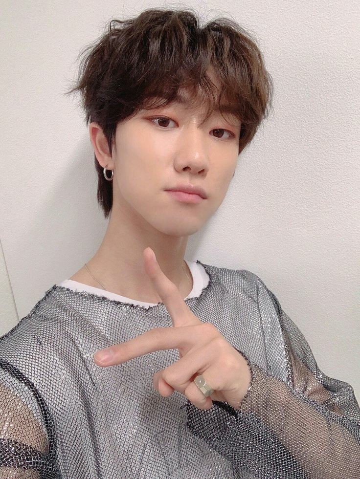 --☆ Minghao— Kuya mong halos lahat nalang ata nang nagkakagusto sakanya, finifriendzone niya.— Pinakasavage na kuya sa tanang mundo.— Kuya / Photographer ng taon— Mas fashionista pa kesa sa'yo