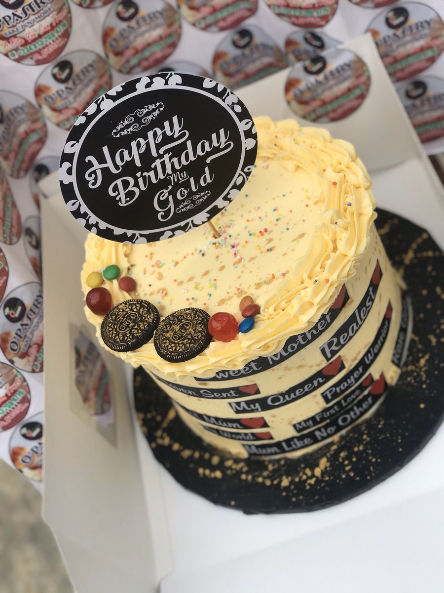 Adorned with sweet words of love for a wonderful and great momma, cos saying it with cake is the best 💯🎂❤️
#birthdaycake #buttercream #birthdaycakeformom #buttericing #ibadanbaker #cakedecorating #cakeinibadan #hustlersquare #yummycake #redvelvetcake #vanillacake