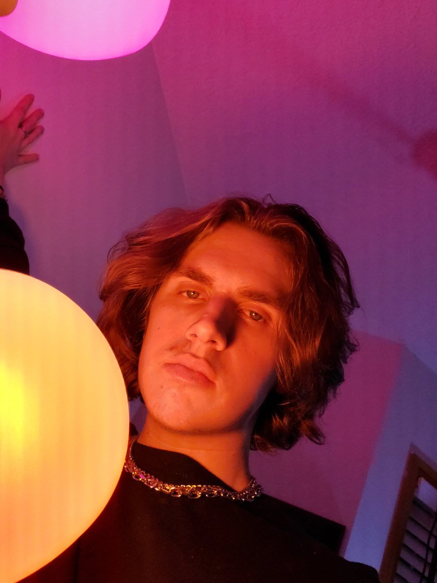 KryozGaming's tweet photo. Hanging out with my lamp https://t.co/v1fCrgXQzO