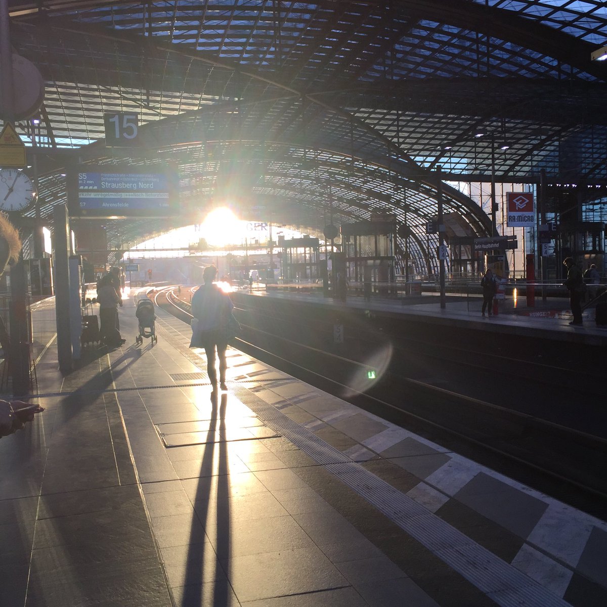 Einen guten Start in die Woche. Zwischendurch kam in Berlin sogar die Sonne raus.