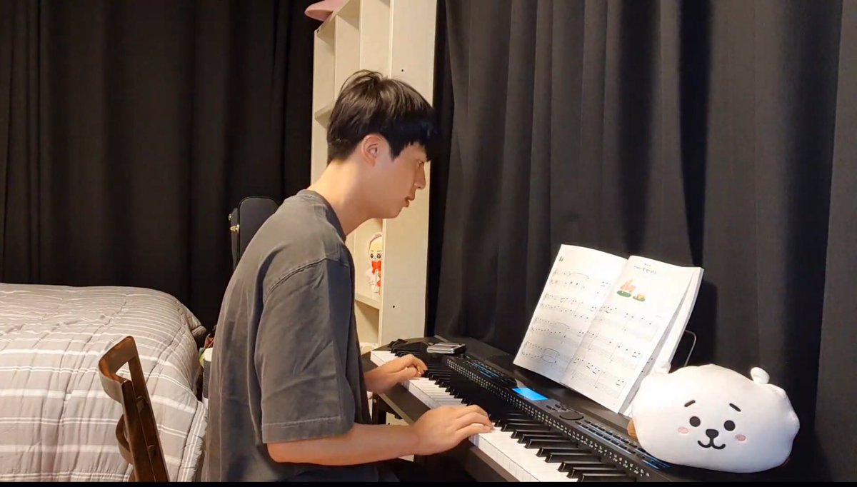 Jin learning how to play the piano on crack; a short but relatable thread