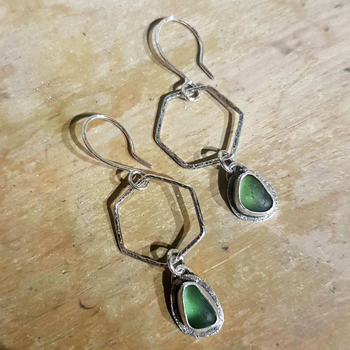 These green seaglass earrings have just hit the bench #earlybiz. 💚

I was eager to share what I've been working on as I'm so pleased with them so I'll take a better photo later!

#seaglass #handmade #seaglassearrings #greenseaglass #handmadesilverearrings #boho #MondayMorning