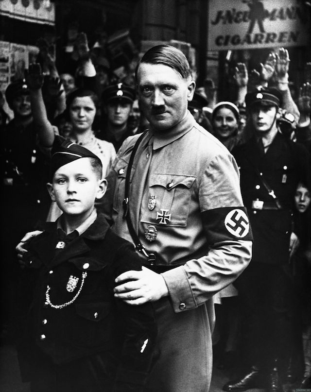 Hitler adorava posar para fotos com crianças vestidas como mini-soldados...