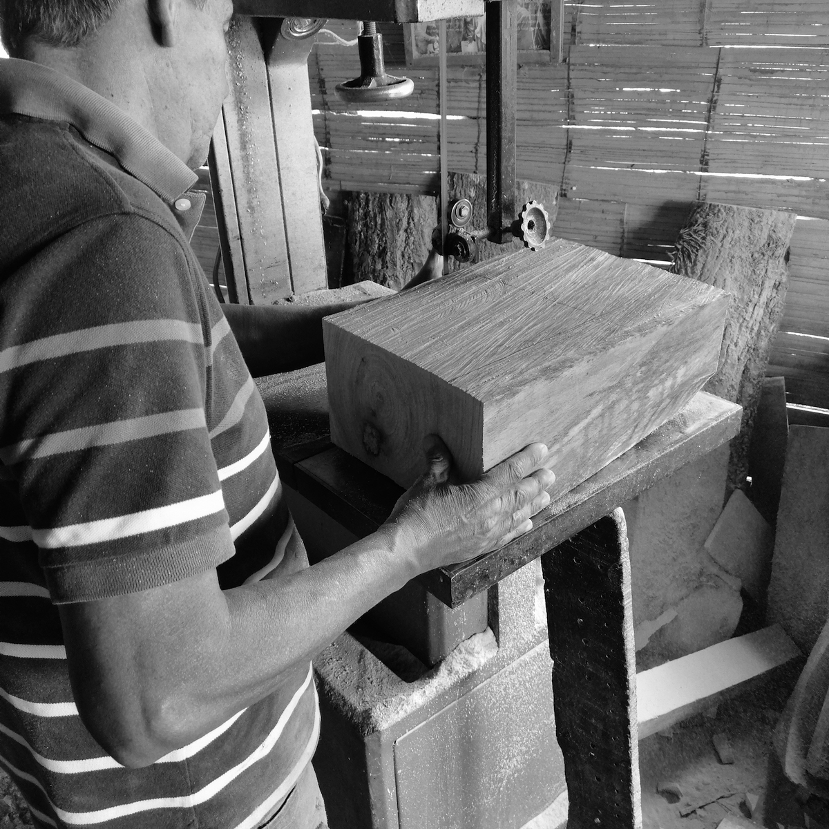 artesaniasdcol's tweet photo. Alberto López aprendió el oficio de la madera hace 30 años. Su abuelo Carlos Londoño y sus hermanos fueron los precursores de la batea, una herencia familiar. ¡Un oficio vivo en Santa Rosa de Cabal #Risaralda! 

#CompraLoNuestro: https://t.co/1zTHjcD04q. #ArtesanoEstamosContigo https://t.co/YIJ8wLJM6g