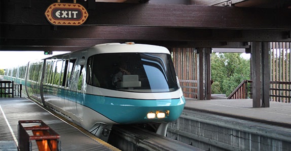Disneyfirsttime's tweet image. “Please stand clear of each other. Por favor, mantengase alejados el uno del otro” #wdw #covid19 #notjustonthemonorails