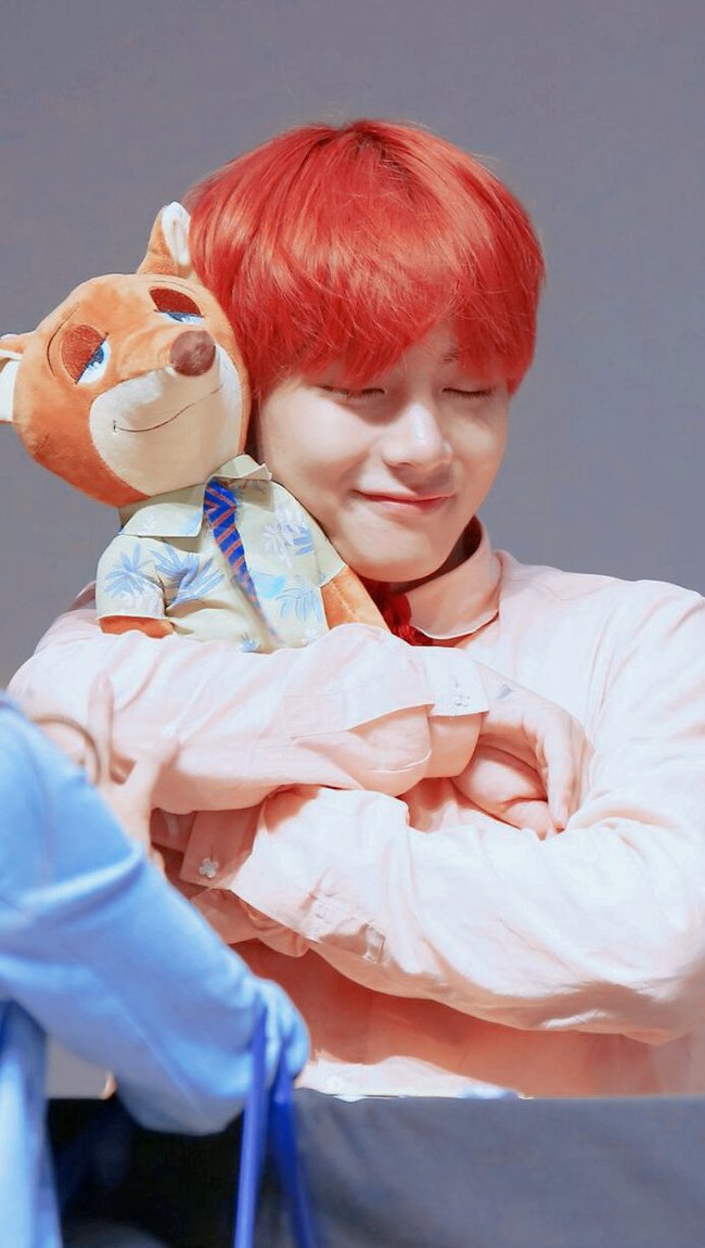 ... taehyung con pelo rojo...↳ A SUPREME THREAD. ˊˎ-