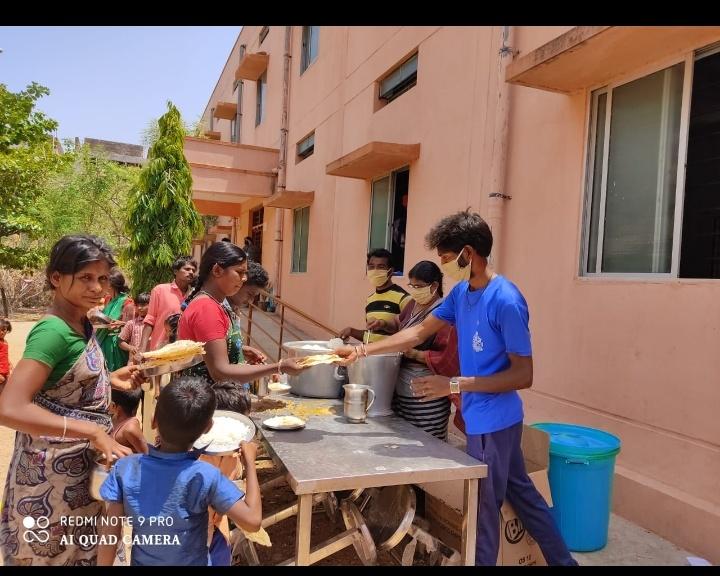NagaveniAspalli's tweet photo. 9000 migrant workers from Maharashtra in quarantine centers of Raichur. Symptoms may not appear in 14days itself, may take a month too. Kindly don't release them after 14 days. Keep them for a month.Still 2000 workers expected from train.#SaveRaichur @CMofKarnataka @narendramodi https://t.co/haMz9Z4lKc