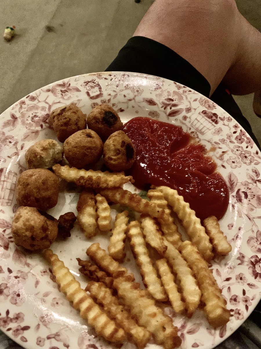 OneHolyMan's tweet photo. My wife said really? Fries and hushpuppies at 10 o’clock at night? Haha!! Yep!! #fries #hushpuppies #10oclock https://t.co/STLdpI6V32
