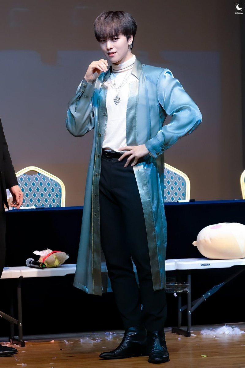 EVERYTHING ABOUT THIS OUTFIT IS AMAZING BEAUTIFUL STUNNING THE WHITE TURTLENECK THE BLACK PANTS THE LONG BLUE COAT THE JEWELRY I COULD WRITE A 10 PAGE ESSAY CITED IN APA FORMAT ON HOW MUCH I LOVE THIS OUTFIT OR EVEN A WHOLE ENTIRE NOVEL